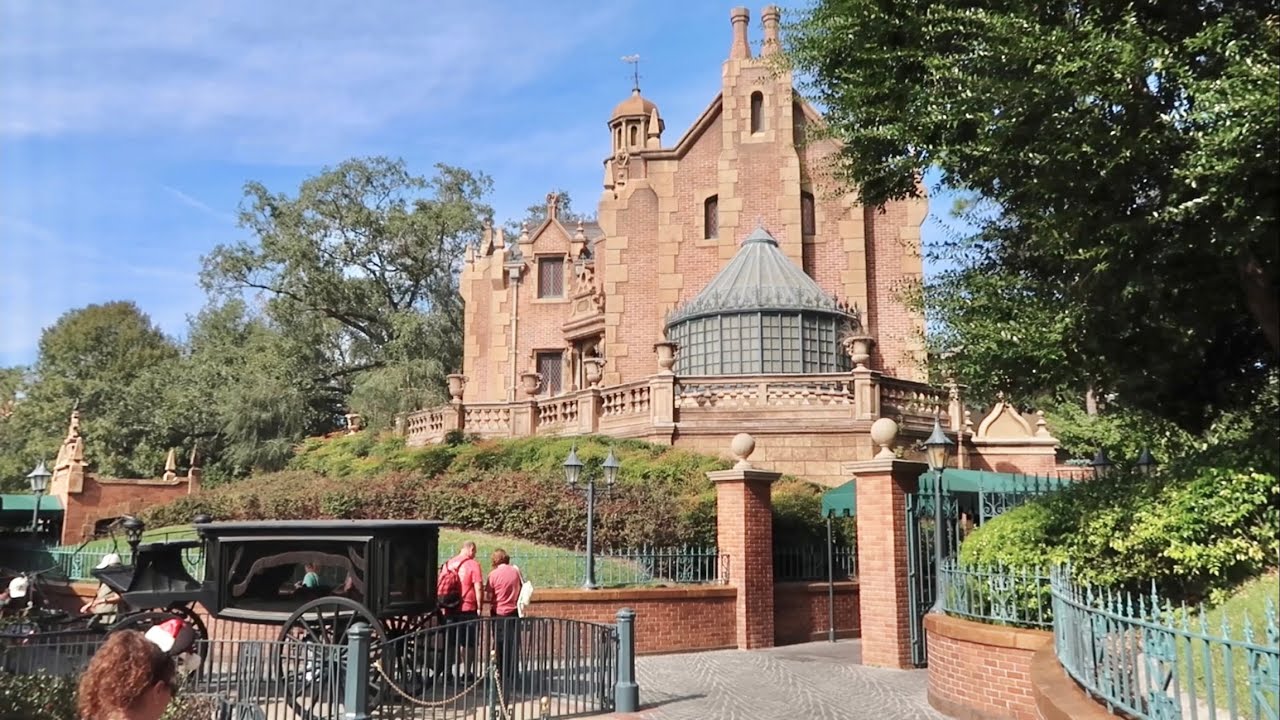 The Haunted Mansion At Disney World Keeps Getting BETTER – Hatbox Ghost Arrives & Candle Man Appears