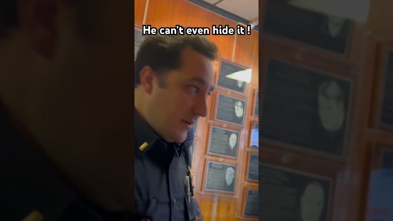 He can’t even hide it ! #1stamendment #police #copwatch
