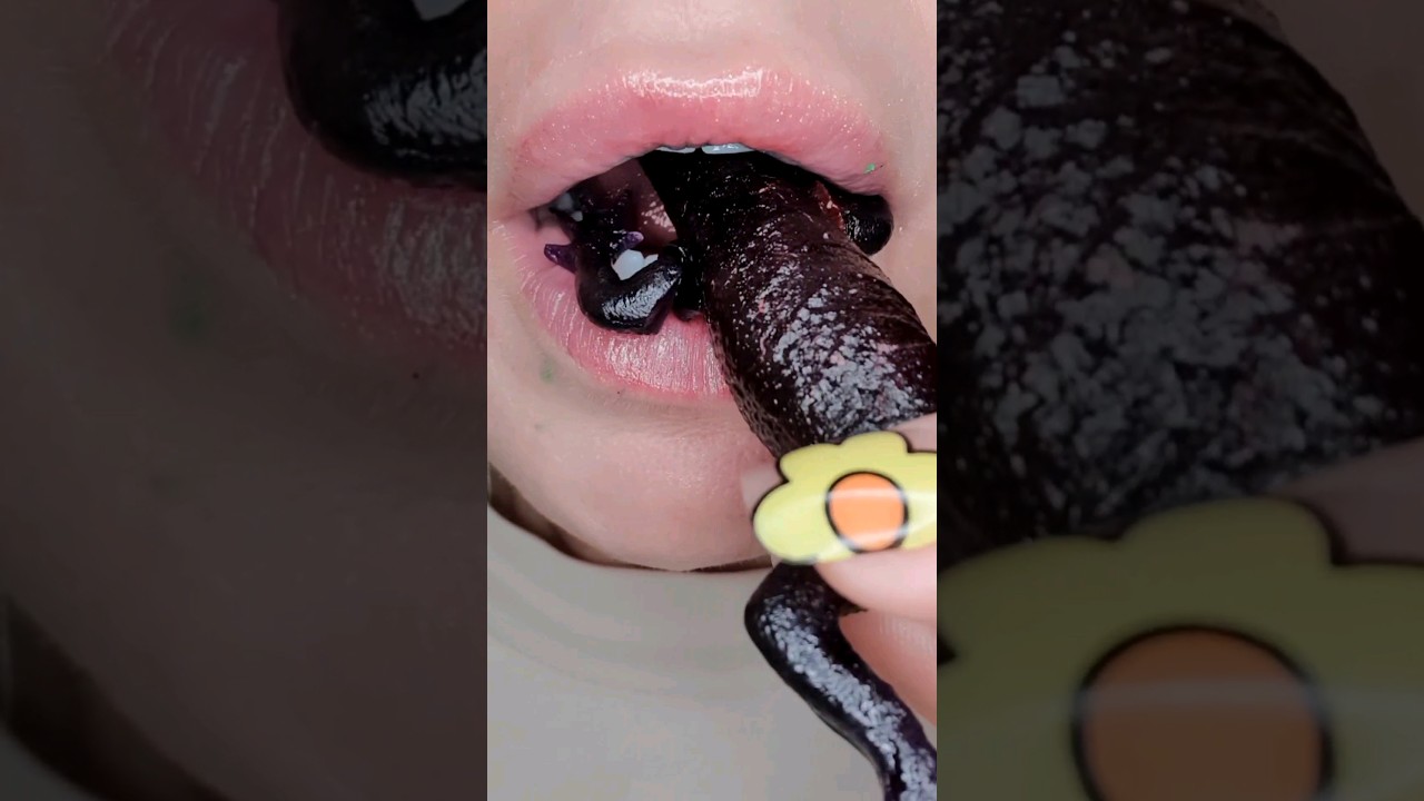 ASMR Satisfying Eating Crunchy Lizard 🦎 #asmr #asmrcrunch #springonshorts