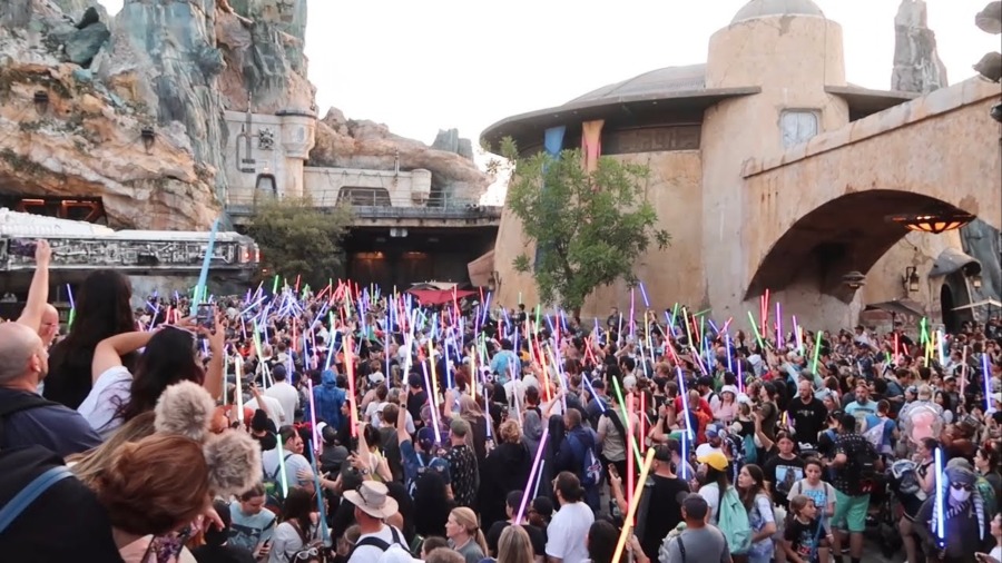 May The 4th Was OUT OF CONTROL At Disney World – Massive Crowds & Full Capacity In Galaxy’s Edge
